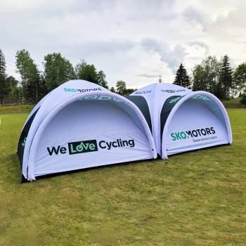 Ilmatäytteinen teltta ulkotapahtumassa